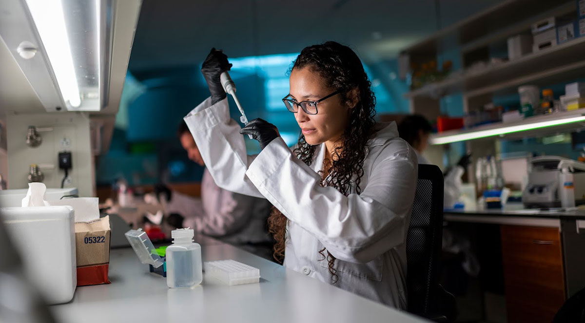 Andrea Rebolledo Viveros in a lab