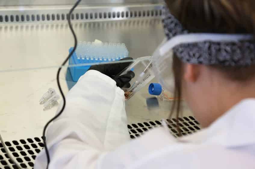 A camper pipettes a chemotherapy drug in an experiment to determine what therapies would be most effective on a specific cancer tumor. Activity presented by the Melissa Skala Lab.